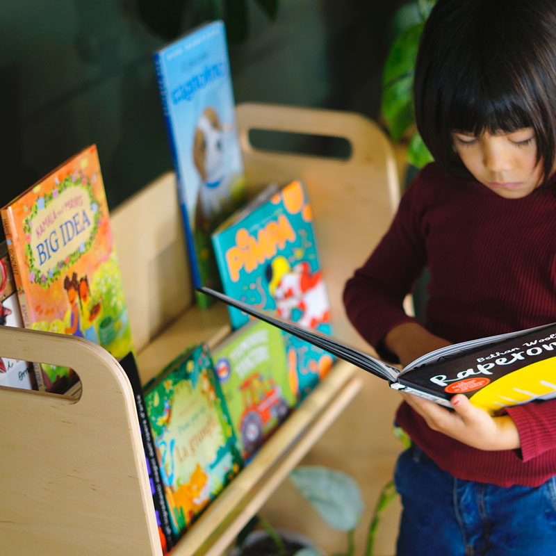 libreria montessoriana per bambini in legno