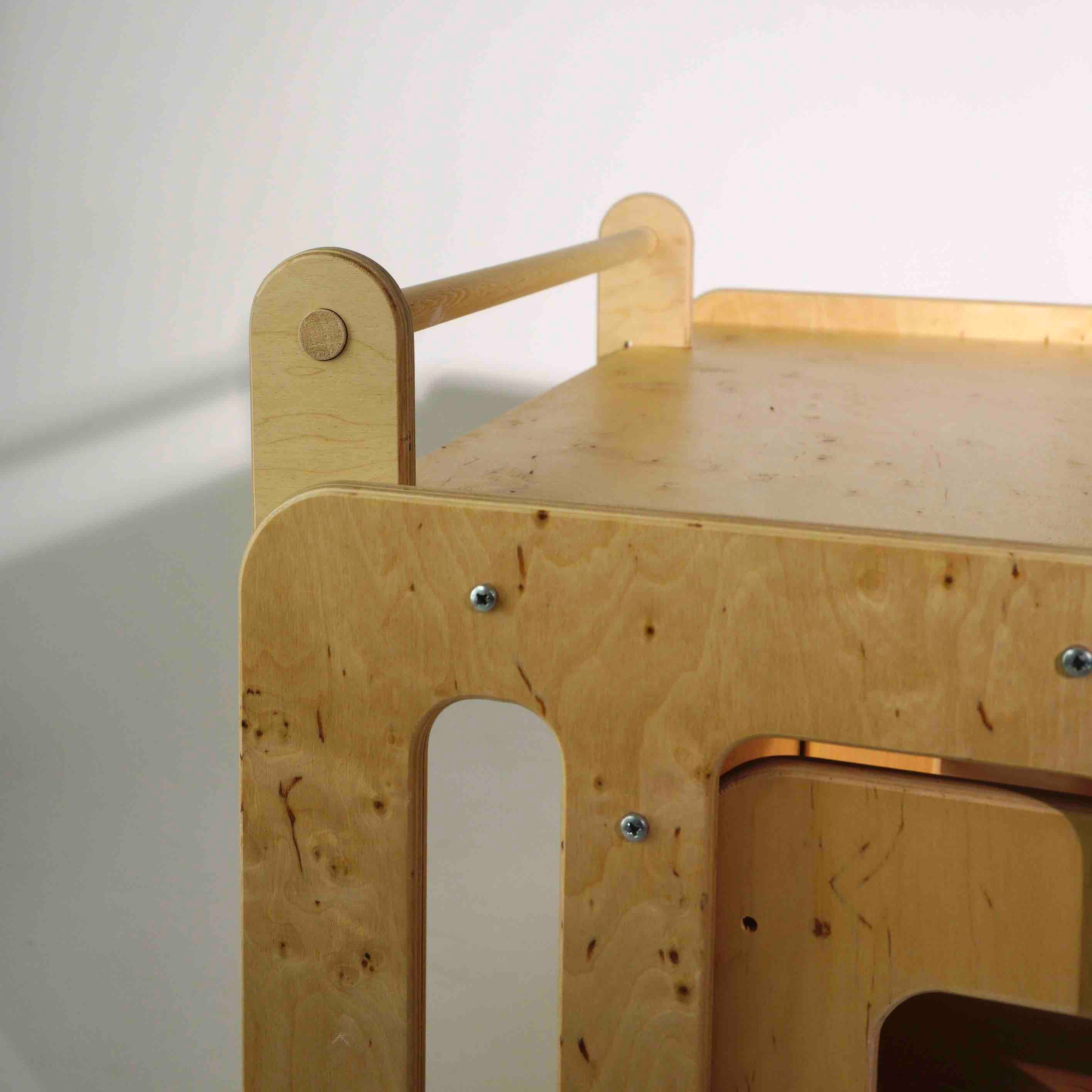 tavolino per bambini con portarotoli di carta per disegnare