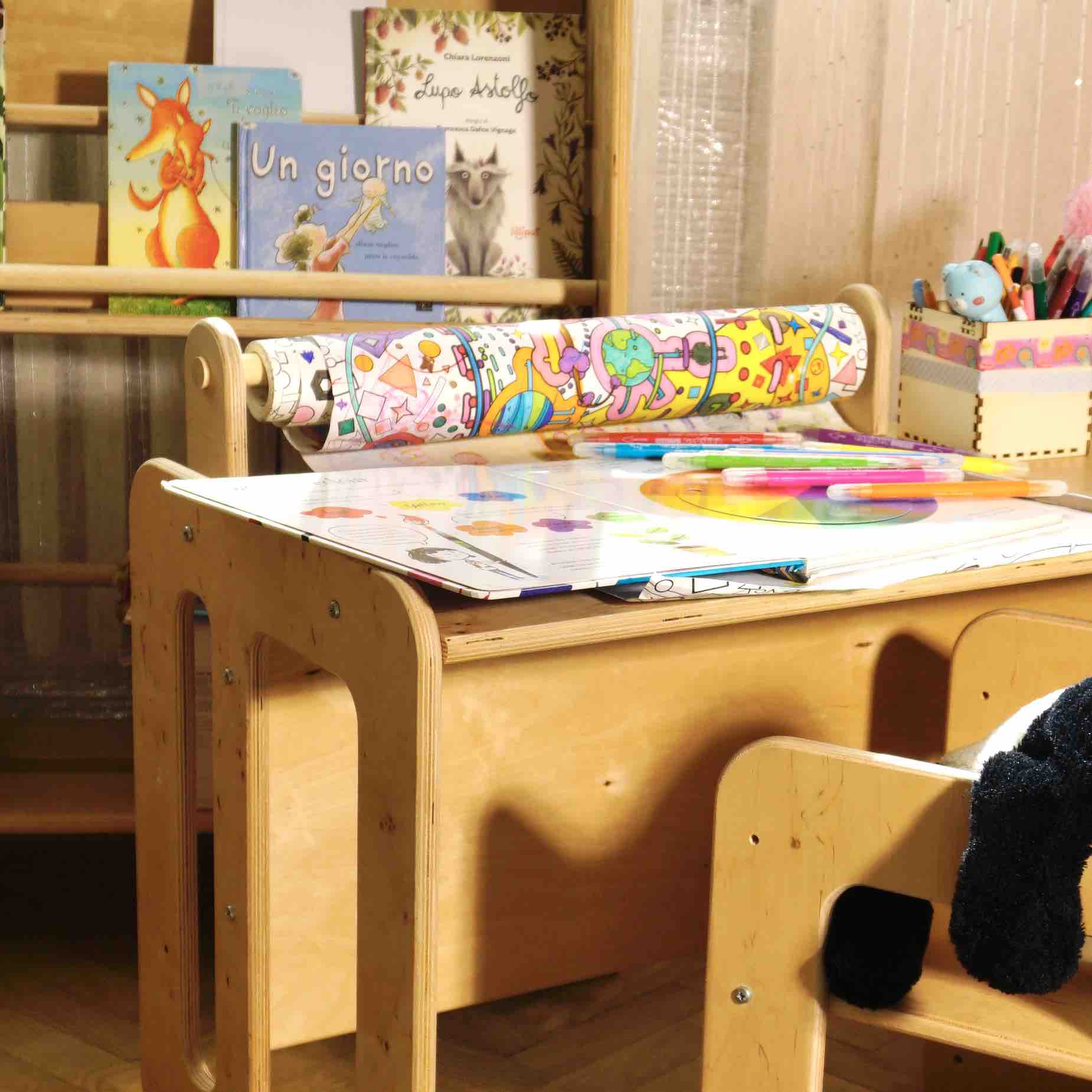 tavolino con portarotoli per bambini